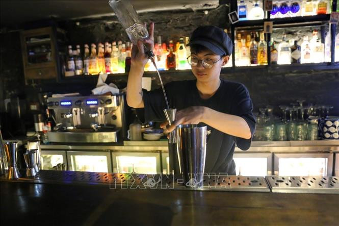 Nhân viên pha chế tại một quán bar trên phố Tạ Hiện. bar8-1649471735607.jpeg