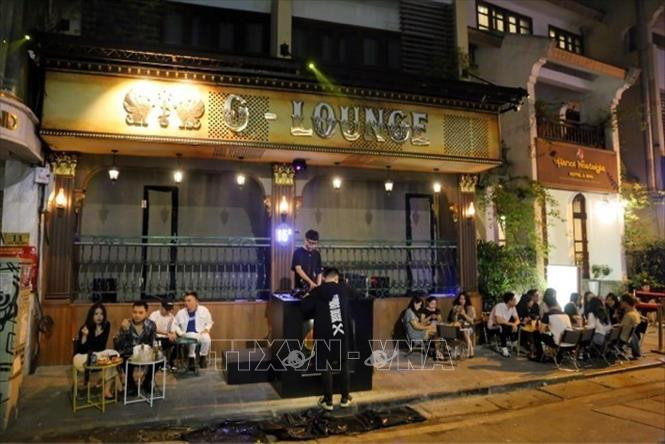 Một quán bar phục vụ khách ngay trên vỉa hè phố Lương Ngọc Quyến. bar9-1649471735669.jpeg
