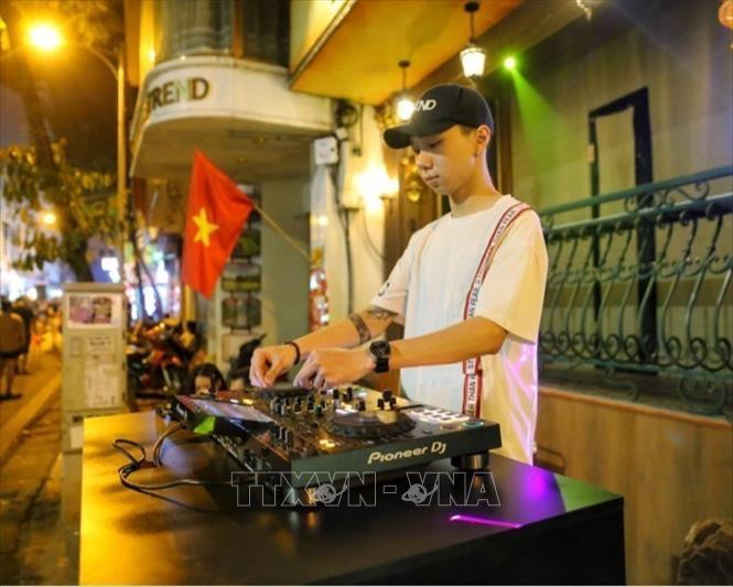 Một DJ chơi nhạc tại một quán bar trên vỉa hè. bar10-1649471735716.jpeg