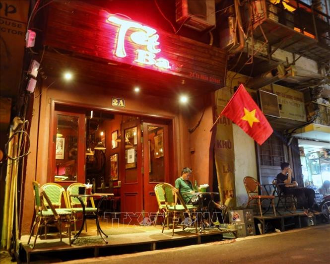 Các quán bar trên phố Tạ Hiện mở cửa trở lại. bar6-1649471735435.jpeg