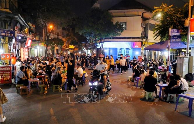Các hàng quán cho khách ngồi tràn vỉa hè ở khu vực Đào Duy Từ-Hàng Buồm. bar5-1649471735404.jpeg