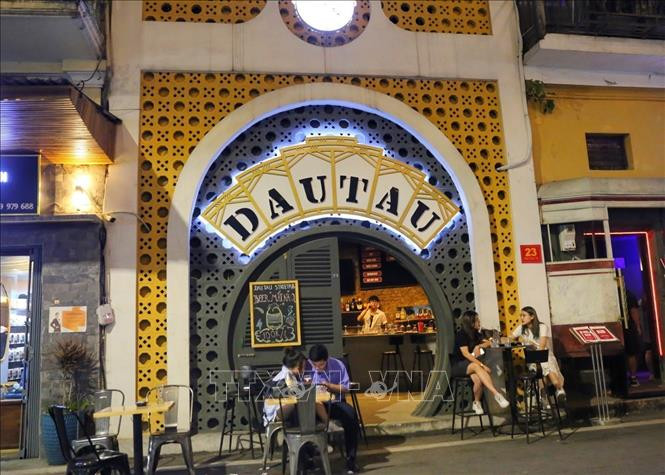 Các bạn trẻ cũng chọn những quán bar nhẹ nhàng để làm nơi hẹn hò, gặp gỡ. bar11-1649471735794.jpeg