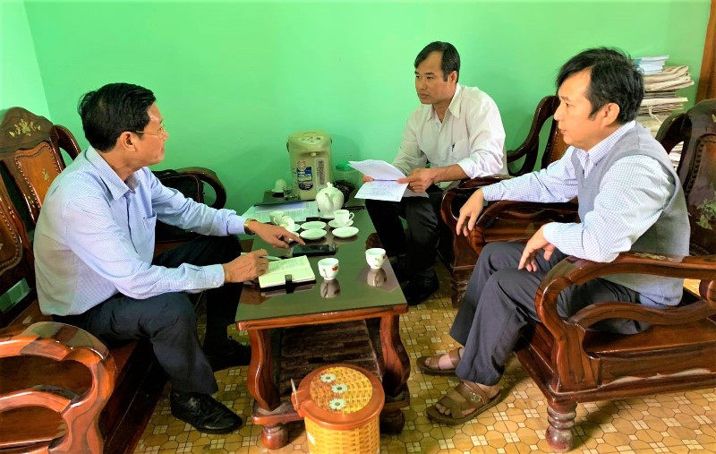 Lãnh đạo Đảng ủy và UBND xã Ea Tam trao đổi về nội dung vụ việc. Hơn 11 năm vẫn chưa giải quyết quyền lợi cho người bị thu hồi đất -0