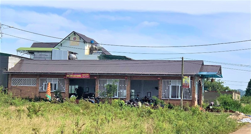 Thửa đất số 368, UBND xã Ea Tam thỏa thuận bán cho gia đình ông Triệu Văn Khai nhưng năm 2017 đã bán đấu giá cho bà La Thị Danh và bà Danh đã làm nhà và mở quán cà-phê. Hơn 11 năm vẫn chưa giải quyết quyền lợi cho người bị thu hồi đất -0
