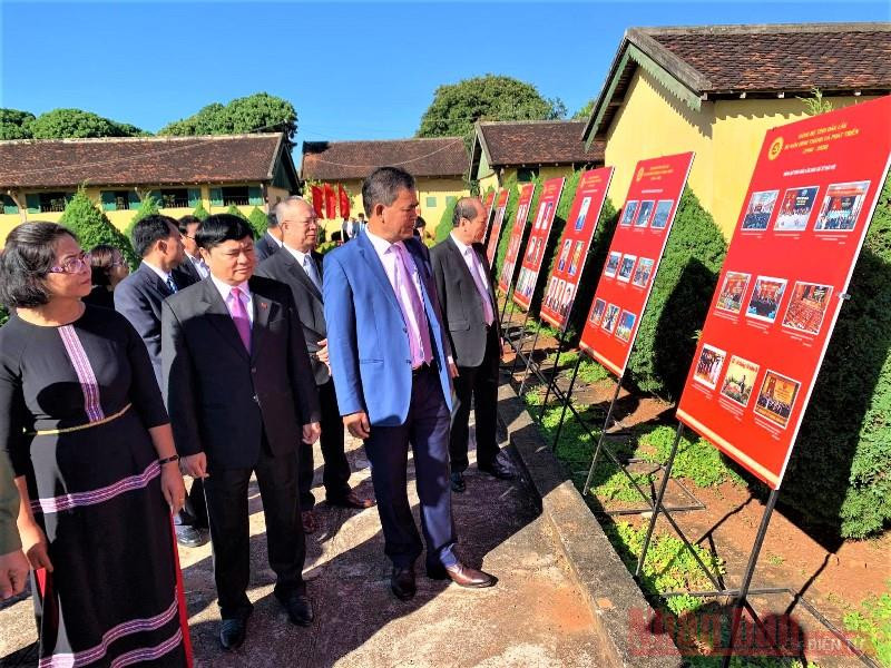 Các đồng chí lãnh đạo tỉnh Đắk Lắk tham quan khu trưng bày lịch sử hình thành và đấu tranh của các chiến sĩ cộng sản tại Di tích quốc gia đặc biệt Nhà đày Buôn Ma Thuột. Dâng hương kỷ niệm 80 năm Ngày thành lập Đảng bộ tỉnh Đắk Lắk -0