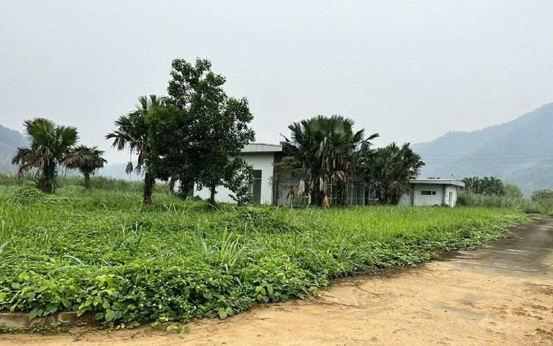Một hạng mục nhà điều hành đang bị bỏ hoang trên diện tích hơn 17ha đất “vàng” lãng phí.