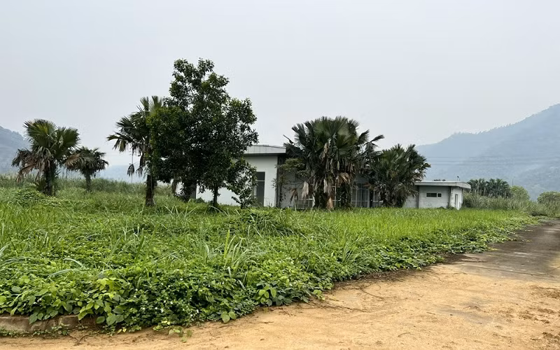 Một hạng mục nhà điều hành đang bị bỏ hoang trên diện tích hơn 17ha đất “vàng” lãng phí.