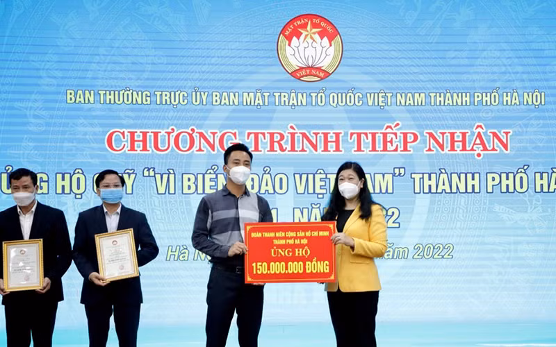 Đại diện Ủy ban Mặt trận Tổ quốc Việt Nam thành phố Hà Nội tiếp nhận ủng hộ từ Đoàn thanh niên.