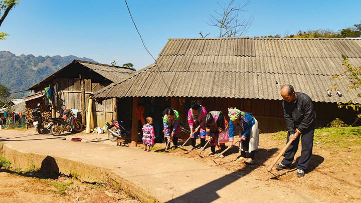 Trong lao động, xây dựng bản làng sạch đẹp, ông luôn gương mẫu đi đầu, bà con ai cũng theo, cũng quý. Người anh hùng H’Mông trắng đất Ngài Chồ -0