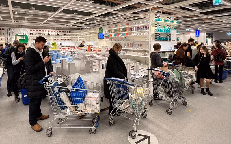 Khách hàng mua sắm trong một cửa hàng IKEA tại Nga, ngày 3/3. (Ảnh: Reuters)