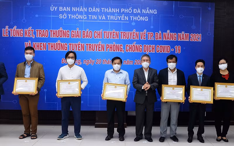 Các tập thể xuất sắc nhận bằng khen của UBND thành phố Đà Nẵng vì đã có thành tích xuất sắc trong công tác tuyên truyền phòng, chống dịch Covid-19 đợt 4, đặc biệt là từ ngày 27/4/2021 đến ngày 15/5/2021.