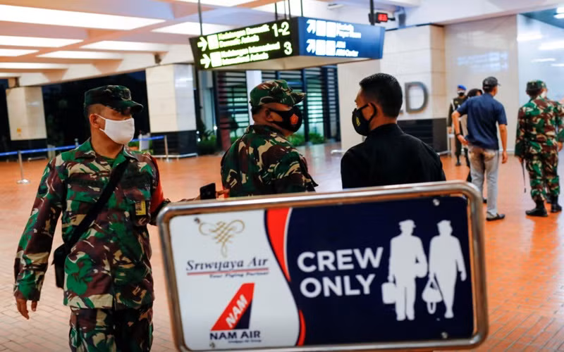 Binh sĩ có mặt tại Sân bay quốc tế Soekarno-Hatta, sau khi máy bay của hãng hàng không Sriwijaya Air bị mất liên lạc. (Ảnh: Reuters)