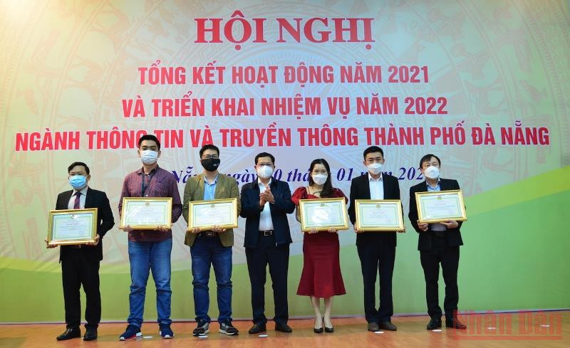 Phó Chủ tịch UBND TP Đà Nẵng Trần Phước Sơn trao Bằng khen cho các doanh nghiệp xuất sắc năm 2021. Ngành Thông tin và Truyền thông Đà Nẵng tăng trưởng mạnh -0