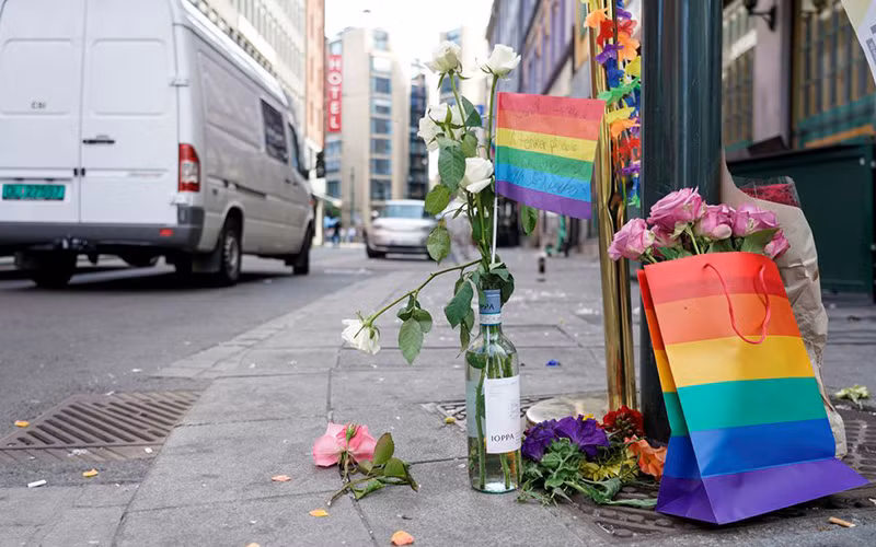 Cờ và hoa tưởng nhớ những người thiệt mạng sau vụ xả súng gần hộp đêm tại Oslo. (Ảnh: NTB)