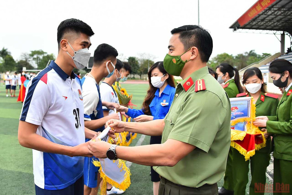Các đại biểu tặng hoa và cờ lưu niệm cho đại diện các đội tham gia thi đấu tại hội thao. Thanh niên Công an nhân dân - Khỏe để xây dựng và bảo vệ Tổ quốc -0