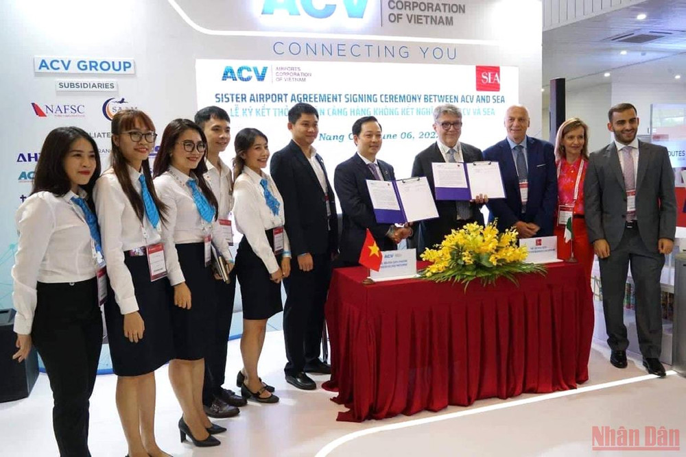 Lễ ký kết thỏa thuận Cảng hàng không kết nghĩa (Sister Airport Agreement) giữa ACV và Tập đoàn SEA. (Ảnh: ACV) Tổng công ty Cảng hàng không Việt Nam - CTCP và Tập đoàn Società Esercizi Aeroportuali (S.E.A.), Ý ký kết thỏa thuận cảng hàng không kết nghĩa -0