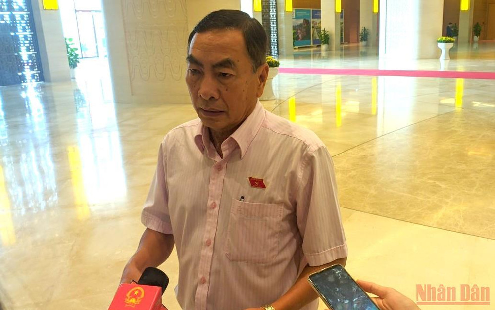 Đại biểu Phạm Văn Hòa trao đổi bên hành lang Quốc hội. (Ảnh: TRUNG HƯNG) Đầu tư dự án đường vành đai và cao tốc, đáp ứng mong đợi cử tri và nhân dân -0