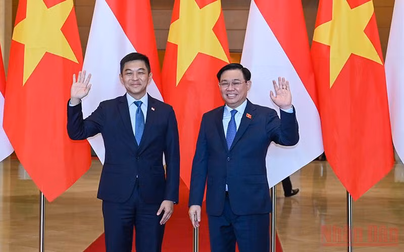 Chủ tịch Quốc hội Vương Đình Huệ và Chủ tịch Quốc hội Singapore Tan Chuan-Jin tại lễ đón.