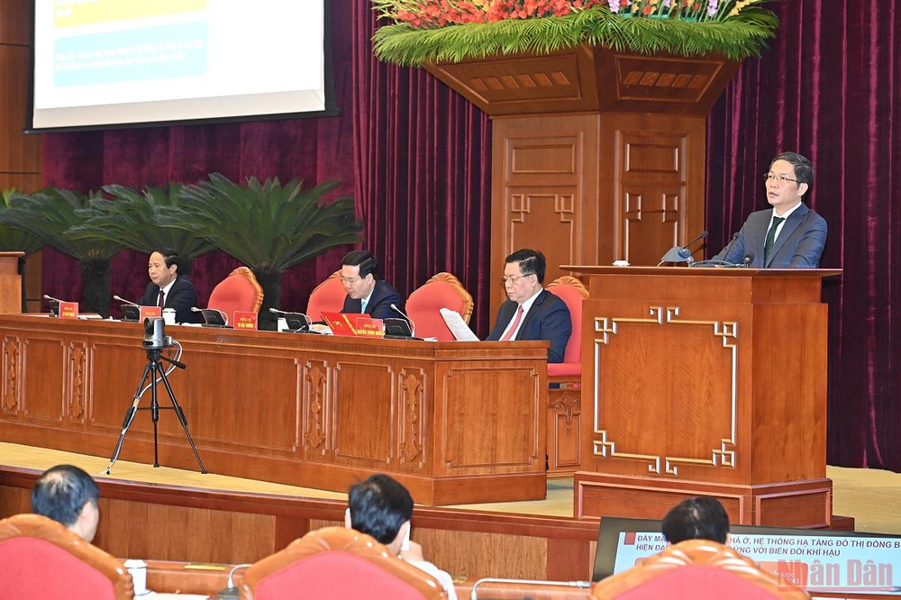 Đồng chí Trần Tuấn Anh, Trưởng Ban Kinh tế Trung ương trình bày báo cáo tại Hội nghị. Hình ảnh Hội nghị quán triệt và triển khai thực hiện Nghị quyết của Bộ Chính trị -0