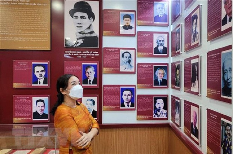 Tham quan không gian lưu niệm Chủ tịch Hồ Chí Minh. (Ảnh: Tường Vi/TTXVN) Theo dấu chân thuở niên thiếu của Chủ tịch Hồ Chí Minh ở xứ Huế -0