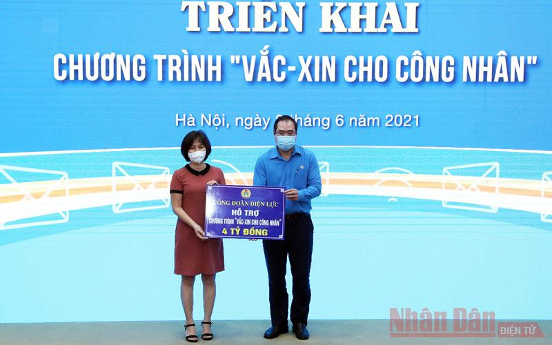 Đại diện các tổ chức đóng góp hỗ trợ chương trình "Vắc-xin cho công nhân". (Ảnh: Duy Linh) Lễ phát động Chương trình nhắn tin “Toàn dân ủng hộ phòng, chống dịch bệnh Covid -19” -0