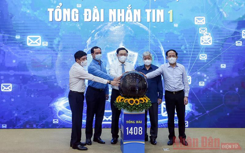 Chủ tịch Quốc hội Vương Đình Huệ cùng các đại biểu thực hiện nghi thức phát động nhắn tin "Toàn dân ủng hộ phòng, chống dịch bệnh Covid-19. (Ảnh: Duy Linh) Lễ phát động Chương trình nhắn tin “Toàn dân ủng hộ phòng, chống dịch bệnh Covid -19” -0
