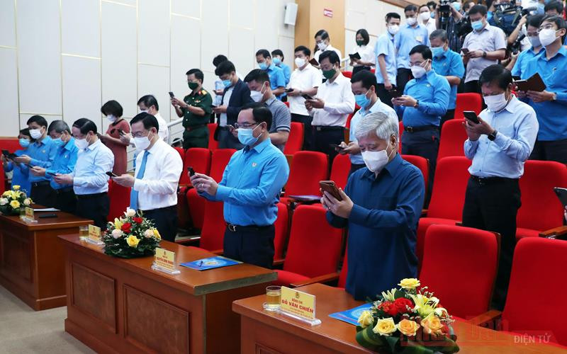 Các đồng chí lãnh đạo Đảng, Nhà nước và các đại biểu dự chương trình nhắn tin ủng hộ phòng, chống dịch bệnh Covid-19. (Ảnh: Duy Linh) Lễ phát động Chương trình nhắn tin “Toàn dân ủng hộ phòng, chống dịch bệnh Covid -19” -0