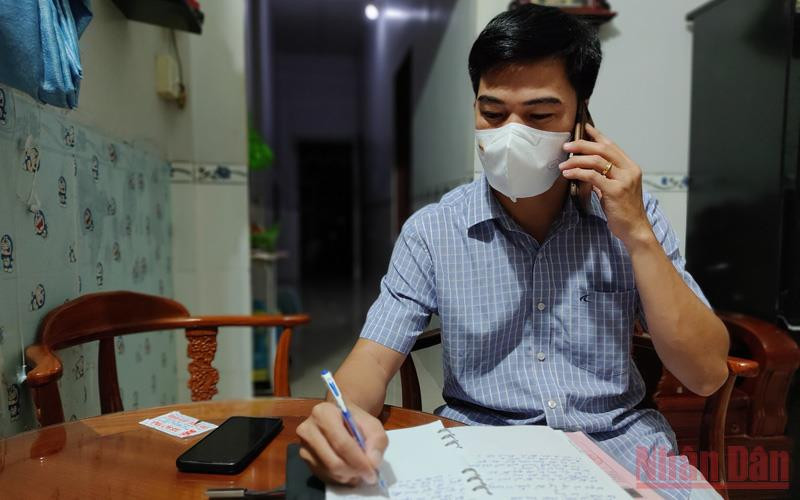 Nhà báo Hữu Nghĩa liên tục hỗ trợ Vinh và xử lý các vấn đề phát sinh. Mở hết tốc lực chạy vào tâm dịch -0
