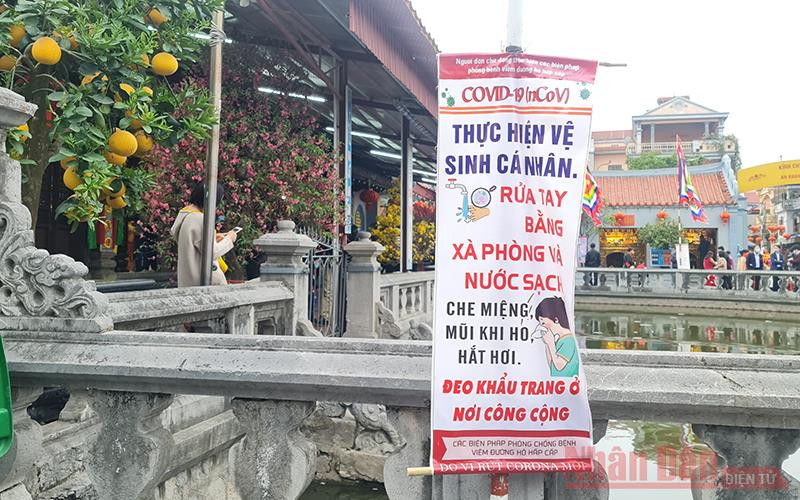 Pa-nô tuyên truyền về phòng chống dịch Covid-19 tại Phủ Tiên Hương thuộc Quần thể di tích Phủ Dầy (xã Kim Thái, huyện Vụ Bản, Nam Định). Nam Định đóng cửa chợ Viềng bảo đảm phòng chống dịch -0