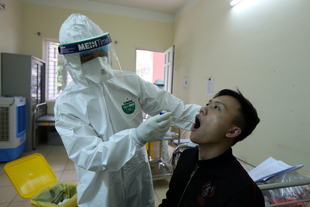 Theo đại diện quận Tây Hồ, trong ngày hôm nay sẽ tiến hành lấy mẫu cho hơn 500 người và tiếp tục rà soát trên địa bàn để lấy mẫu xét nghiệm với những người có liên quan. 14xet_nghiem_Covid_nguoi_tu_hai_-1613642408732.jpg