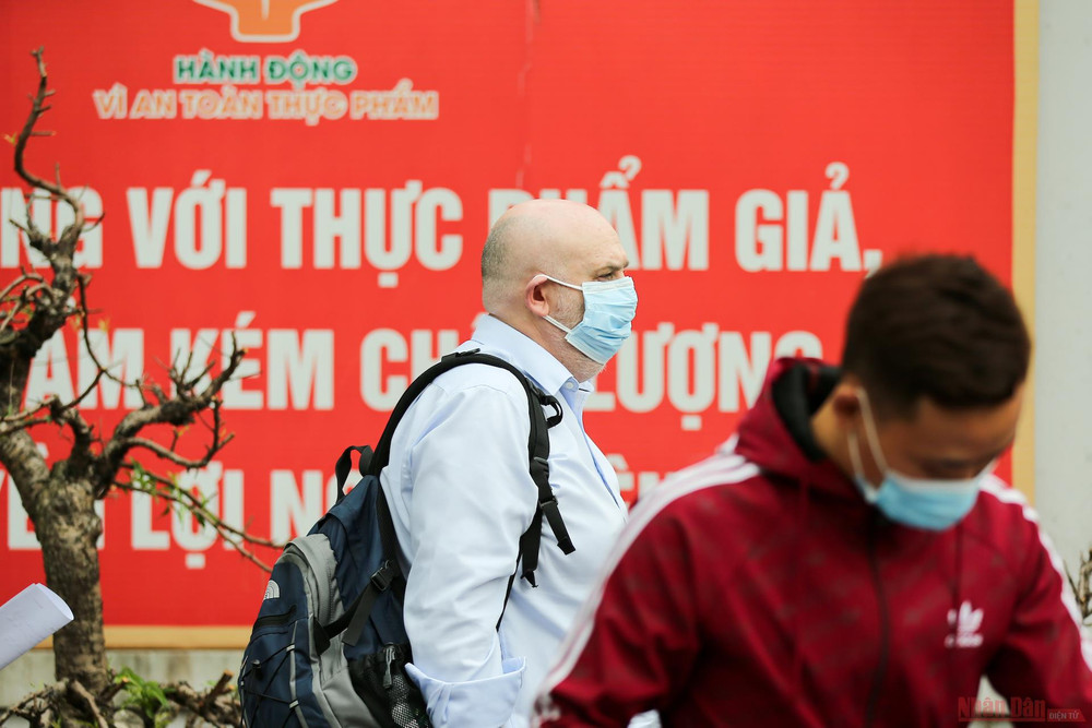 Cũng có khá nhiều người nước ngoài đến lấy mẫu xét nghiệm. 12xet_nghiem_Covid_nguoi_tu_hai_-1613642409345.jpg
