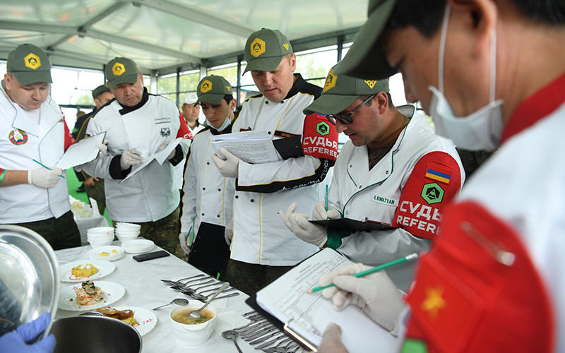 Ban Tổ chức chấm điểm các món ăn của đội tuyển Bếp dã chiến QĐND Việt Nam. Army Games 2020: Các đội tuyển QĐND Việt Nam vững vàng ở tốp giữa -0