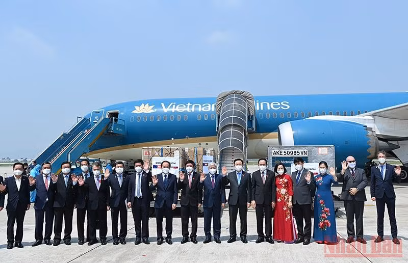 Lễ bàn giao vaccine, thiết bị, vật tư y tế và kinh phí được ủng hộ trong chuyến công tác châu Âu của Đoàn đại biểu cấp cao Quốc hội Việt Nam -0