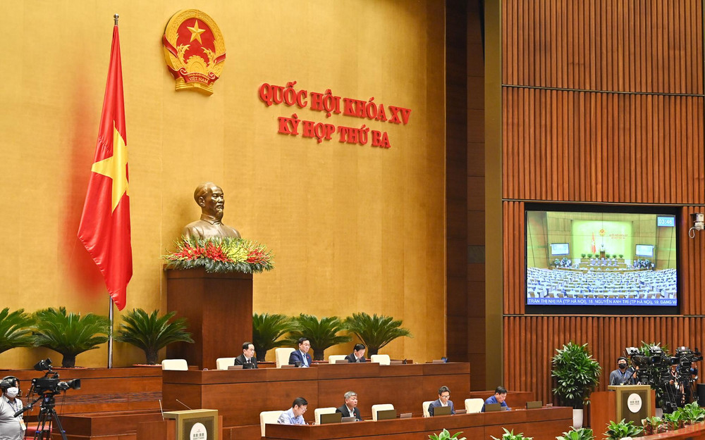 Quốc hội thảo luận ở hội trường về dự thảo Luật Khám bệnh, chữa bệnh (sửa đổi), sáng 13/6. (Ảnh: LINH KHOA)