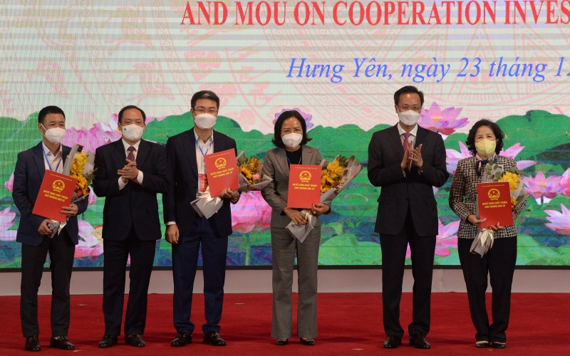 Lãnh đạo tỉnh Hưng Yên chúc mừng các nhà đầu tư tại buổi lễ.