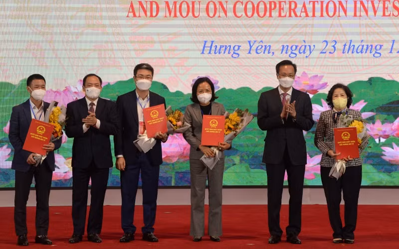 Lãnh đạo tỉnh Hưng Yên chúc mừng các nhà đầu tư tại buổi lễ.