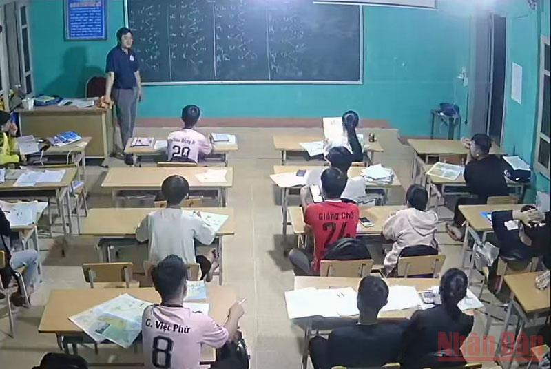 Ngoài 2 buổi sáng, chiều, mỗi tối học sinh lớp 12 Trường Phổ thông dân tộc nội trú Trung học phổ thông huyện Nậm Pồ còn được thầy, cô hướng dẫn ôn luyện chuẩn bị cho kỳ thi sắp tới. Không để học sinh phải bỏ thi vì hoàn cảnh khó khăn -0