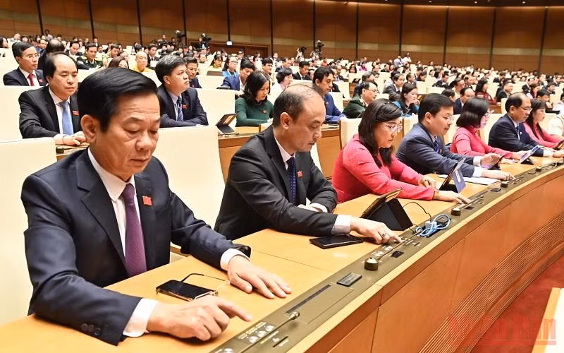 Đại biểu Quốc hội biểu quyết thông qua Nghị quyết về hoạt động chất vấn tại Kỳ họp thứ ba, Quốc hội khóa XV. (Ảnh: LINH KHOA NGUYÊN)