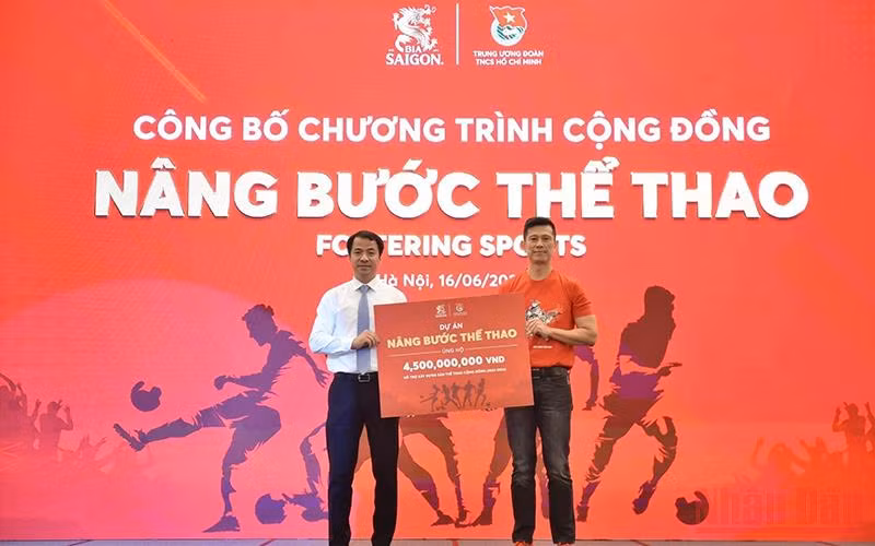 Ban tổ chức công bố nhà tài trợ dự án Nâng bước thể thao.