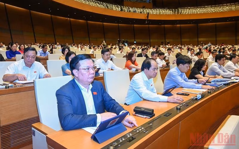 Đại biểu Quốc hội biểu quyết thông qua Luật Kinh doanh bảo hiểm (sửa đổi). (Ảnh: LINH KHOA NGUYÊN)