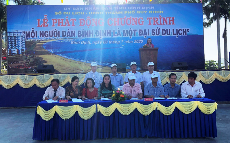 Các địa phương trong tỉnh Bình Định ký Bản cam kết triển khai các hoạt động của chương trình “Mỗi người dân Bình Định là một Đại sứ du lịch”.
