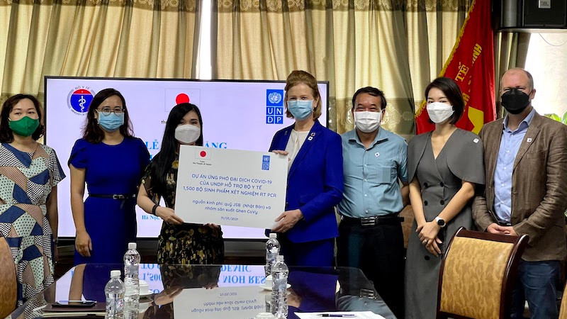 Hỗ trợ khẩn cấp hơn 1.500 bộ sinh phẩm tại các điểm bùng phát Covid-19