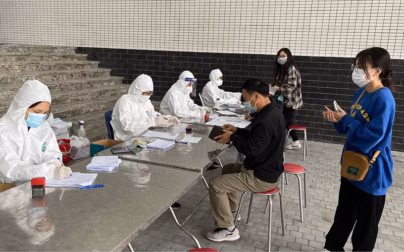 Lấy mẫu xét nghiệm sàng lọc cho người lao động có nguy cơ cao ở Hải Dương. 