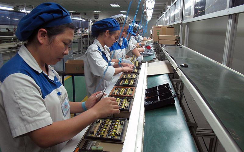 Sản xuất linh kiện điện tử phục vụ công nghiệp chế tạo tại Công ty TNHH điện tử 4P. Ảnh: TRANG LY
