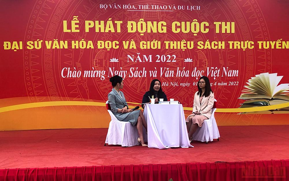 Các diễn giả trao đổi về áp lực học đường.