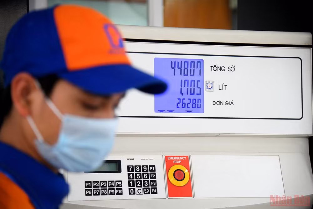 Giá xăng dầu tiếp tục tăng lần thứ 6, người dân Thủ đô tranh thủ đi mua trước giờ tăng giá -0