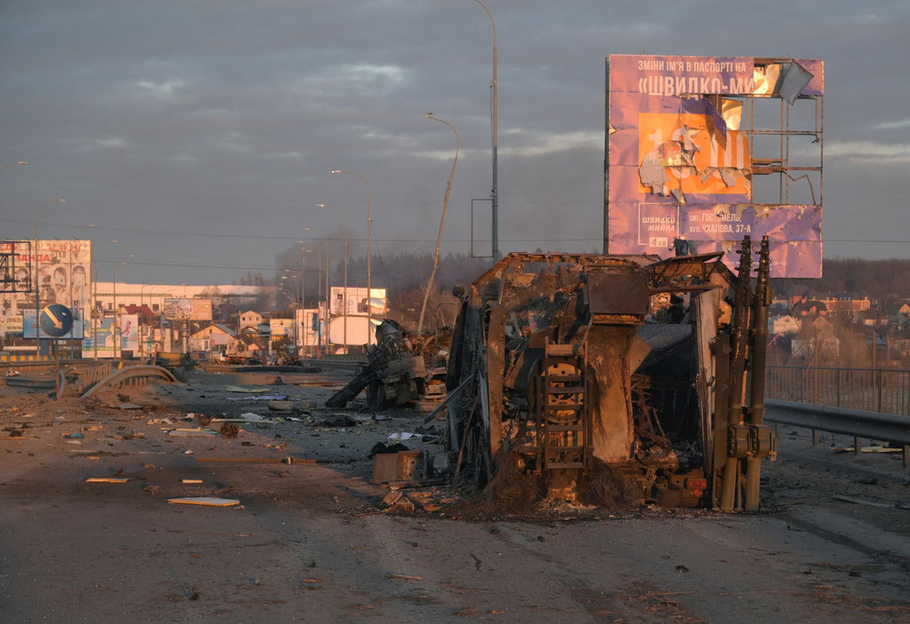 Các xe quân sự bốc cháy nằm trên đường gần khu vực Bucha trong vùng Kiev, Ukraine. (Ảnh: Reuters) Tình hình chiến sự tại Ukraine khi chiến dịch của Nga bước sang ngày thứ năm -0