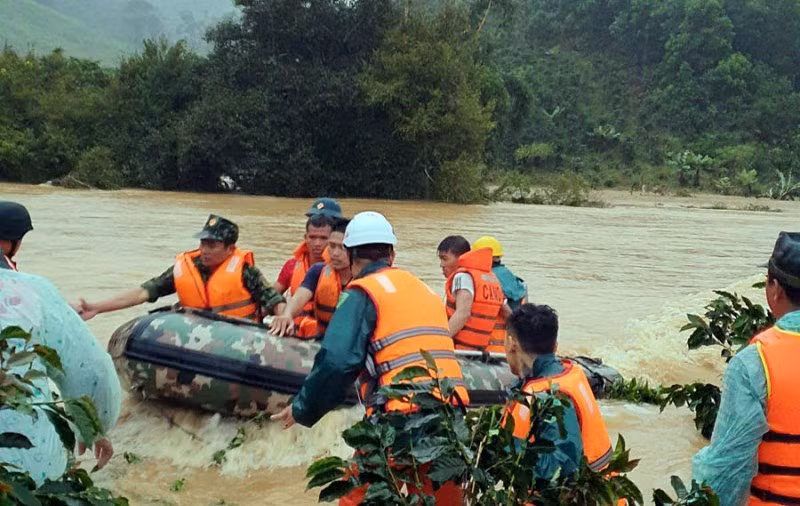 Tích cực tìm kiếm hai du khách bị lũ cuốn tại Lâm Đồng -0