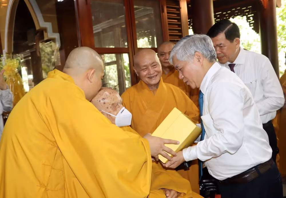 Đồng chí Đỗ Văn Chiến chúc mừng Đại lễ Phật đản tại Đồng Nai -0