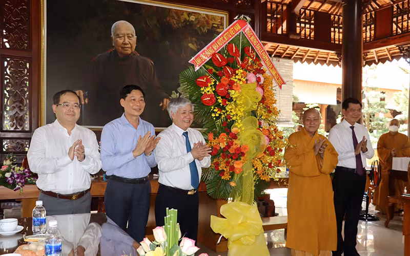 Đồng chí Đỗ Văn Chiến chúc mừng các tăng ni, phật tử tại Thiền viện Thường Chiếu.